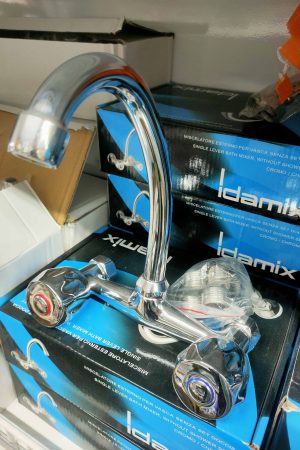 11001   Ένα Ανοξείδωτο Τοίχου Βρύση